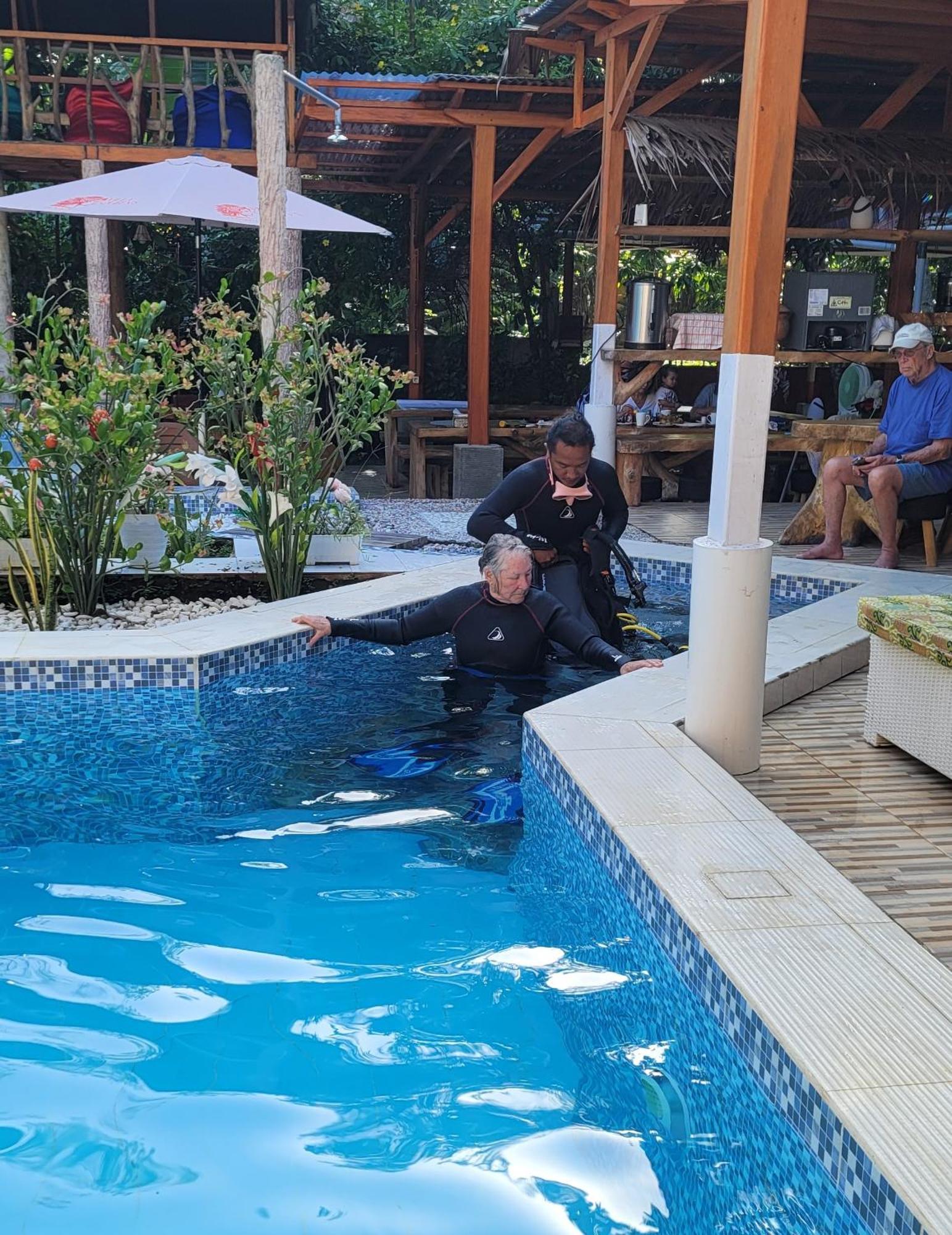 Bunaken Villa Queen'S Dive Manado Exterior photo